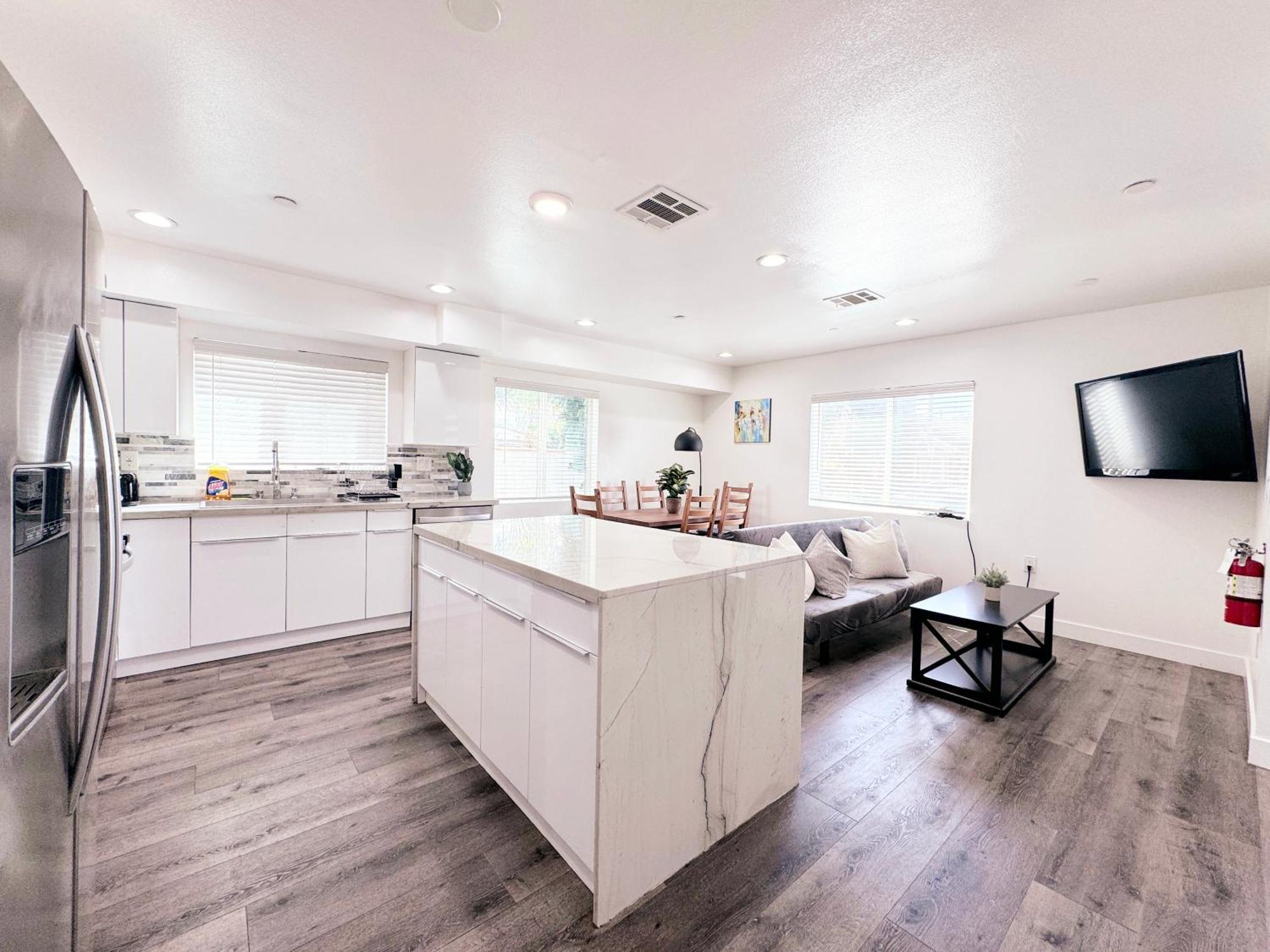 Cozy 3 Bedroom Townhouse With Balcony Los Angeles