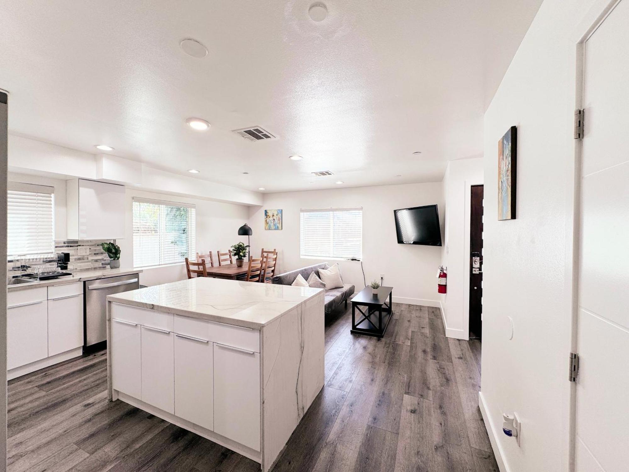 Cozy 3 Bedroom Townhouse With Balcony