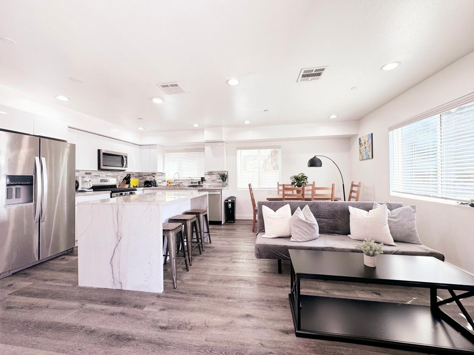Apartment Cozy 3 Bedroom Townhouse With Balcony