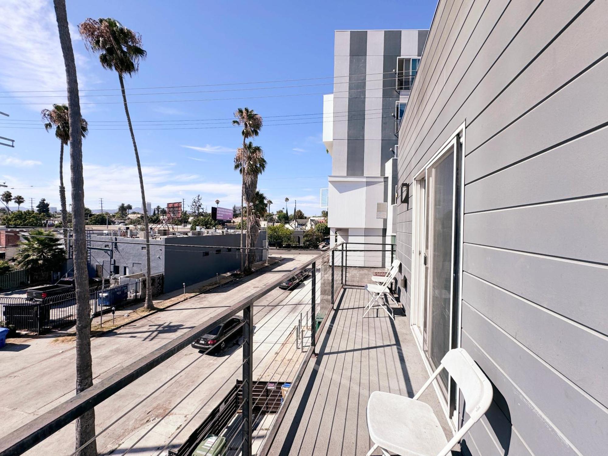 Cozy 3 Bedroom Townhouse With Balcony Apartment Los Angeles
