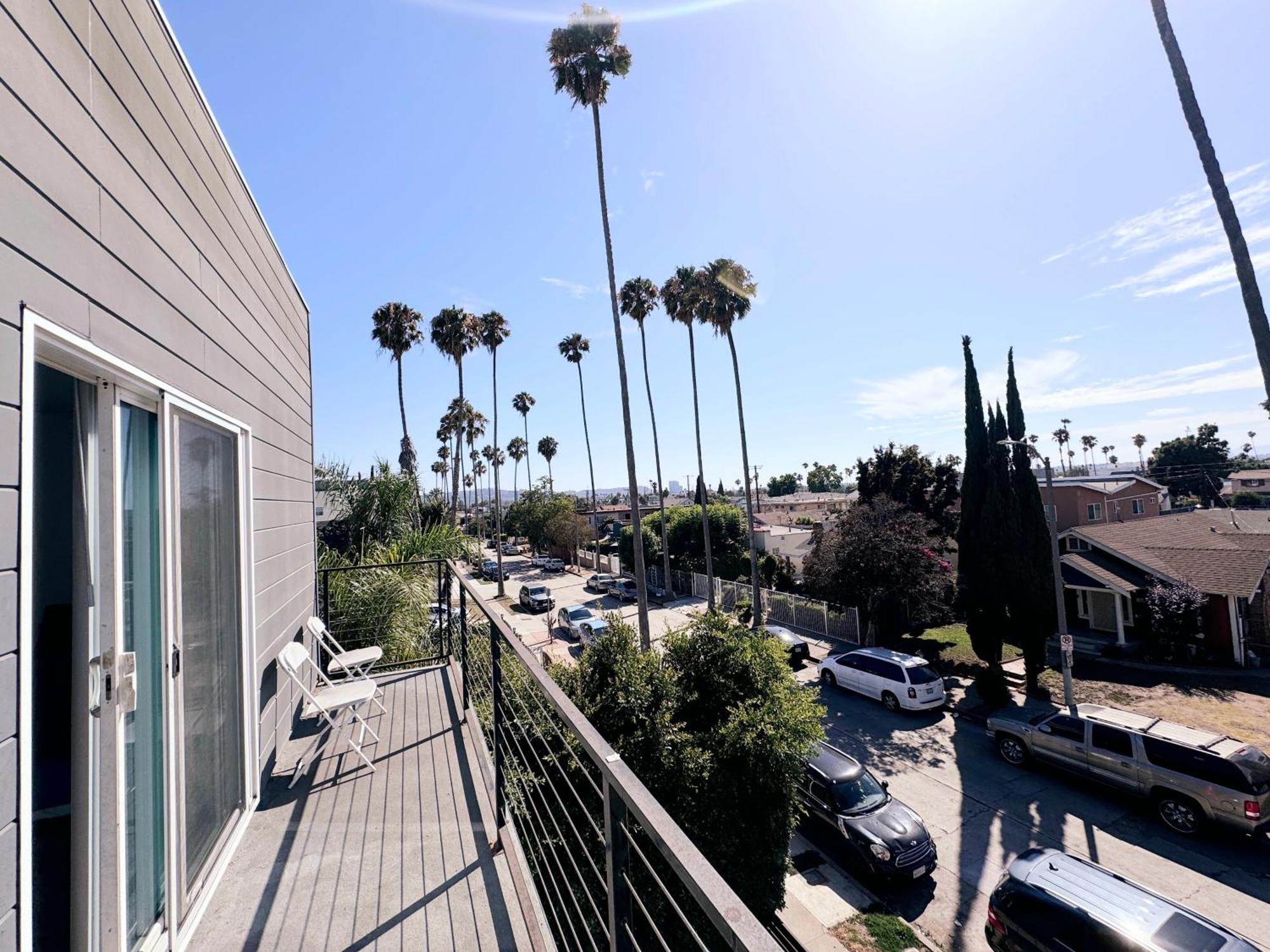 Cozy 3 Bedroom Townhouse With Balcony