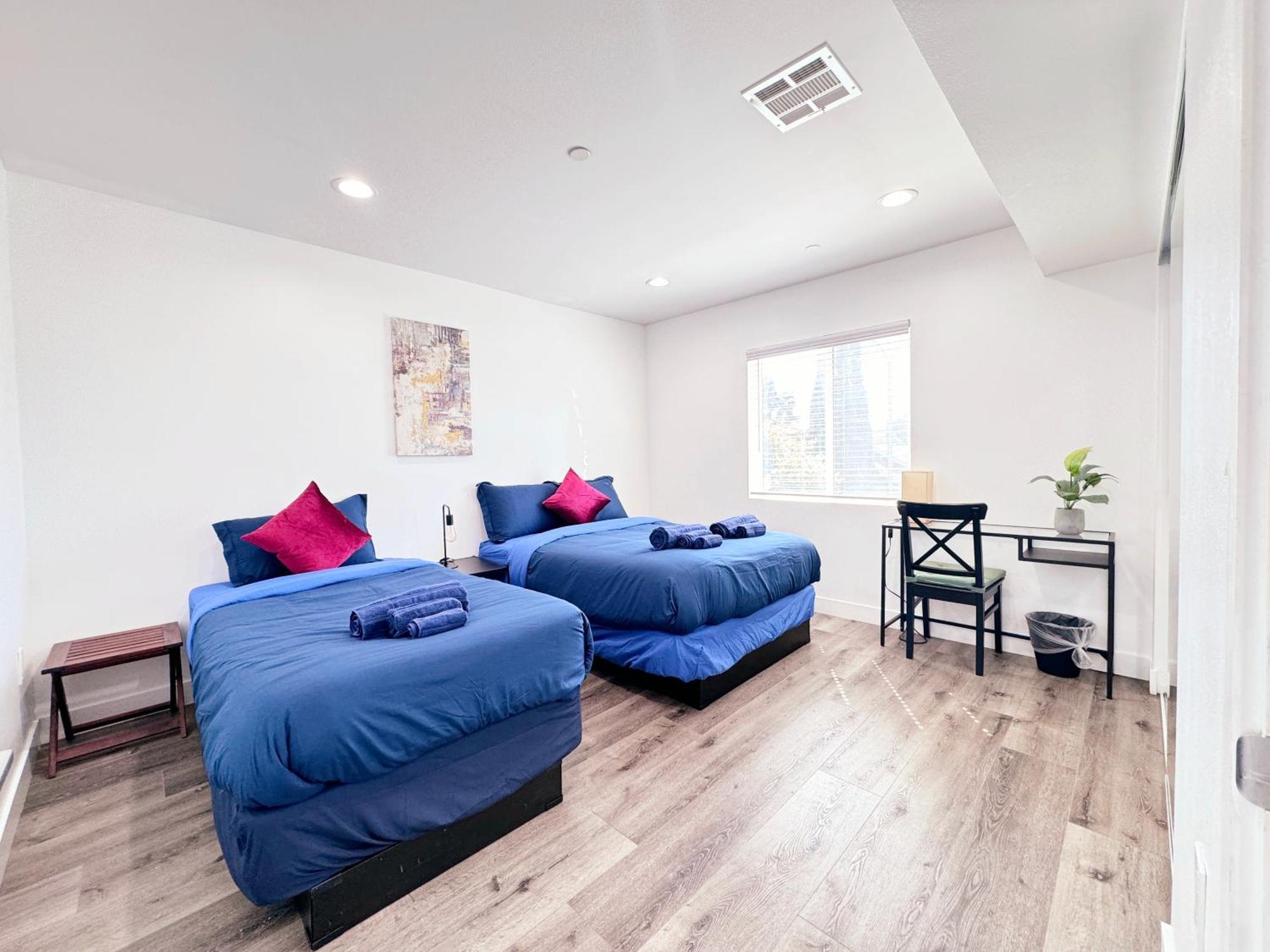 Cozy 3 Bedroom Townhouse With Balcony Los Angeles