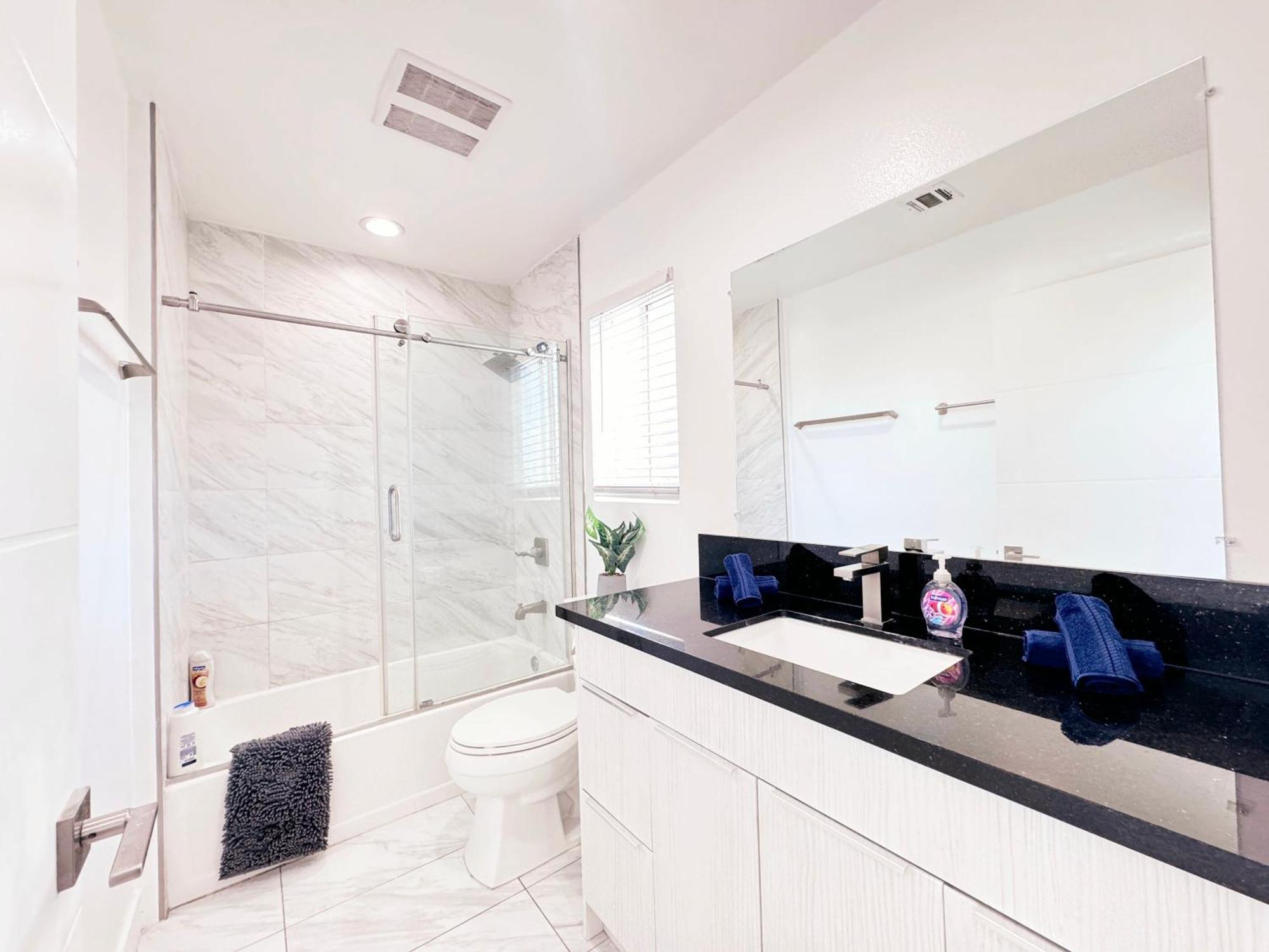 Cozy 3 Bedroom Townhouse With Balcony Apartment *