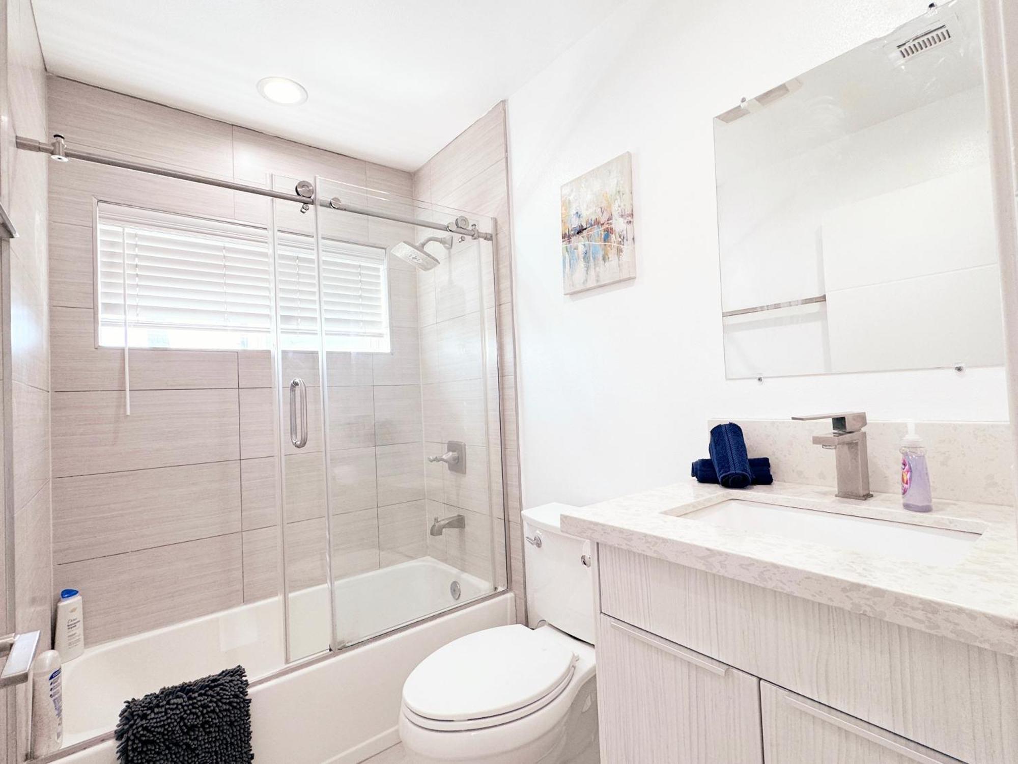 Cozy 3 Bedroom Townhouse With Balcony Apartment Los Angeles