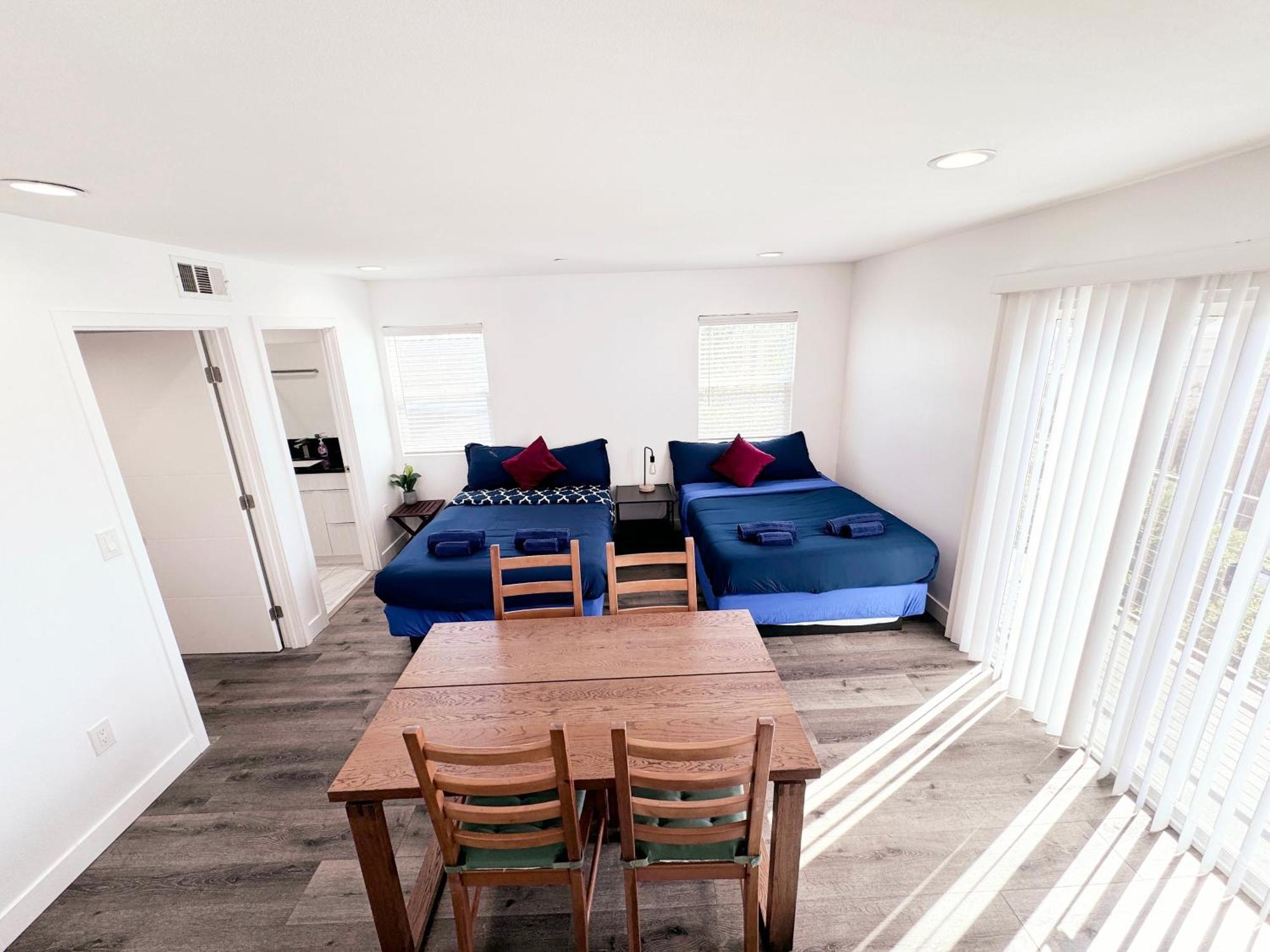 Cozy 3 Bedroom Townhouse With Balcony *