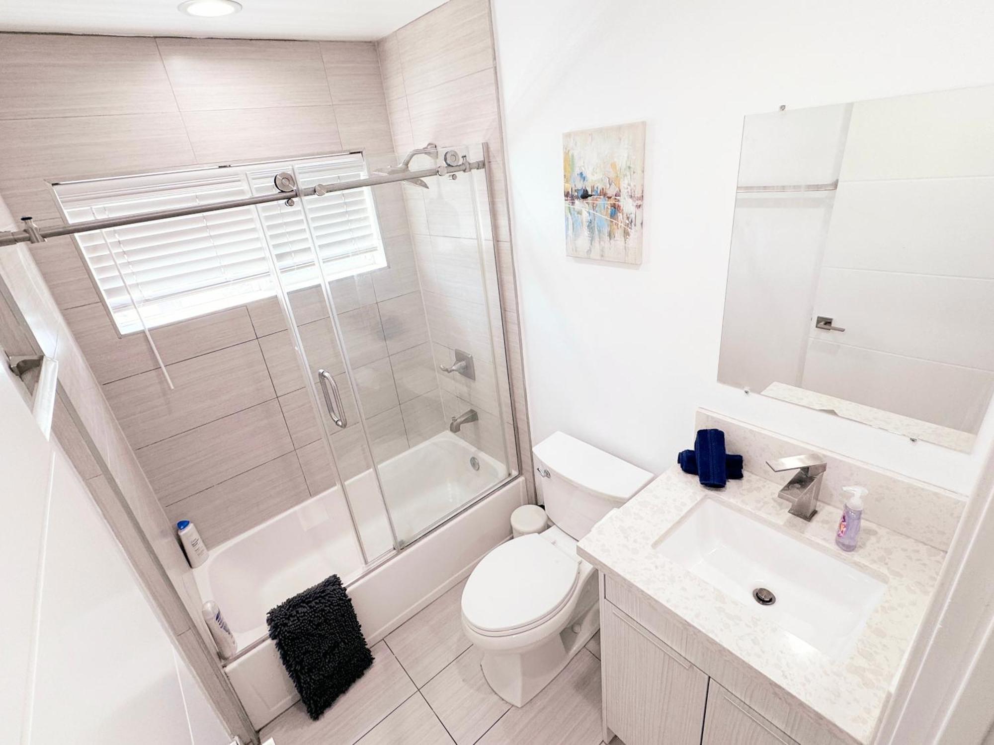 Cozy 3 Bedroom Townhouse With Balcony Los Angeles