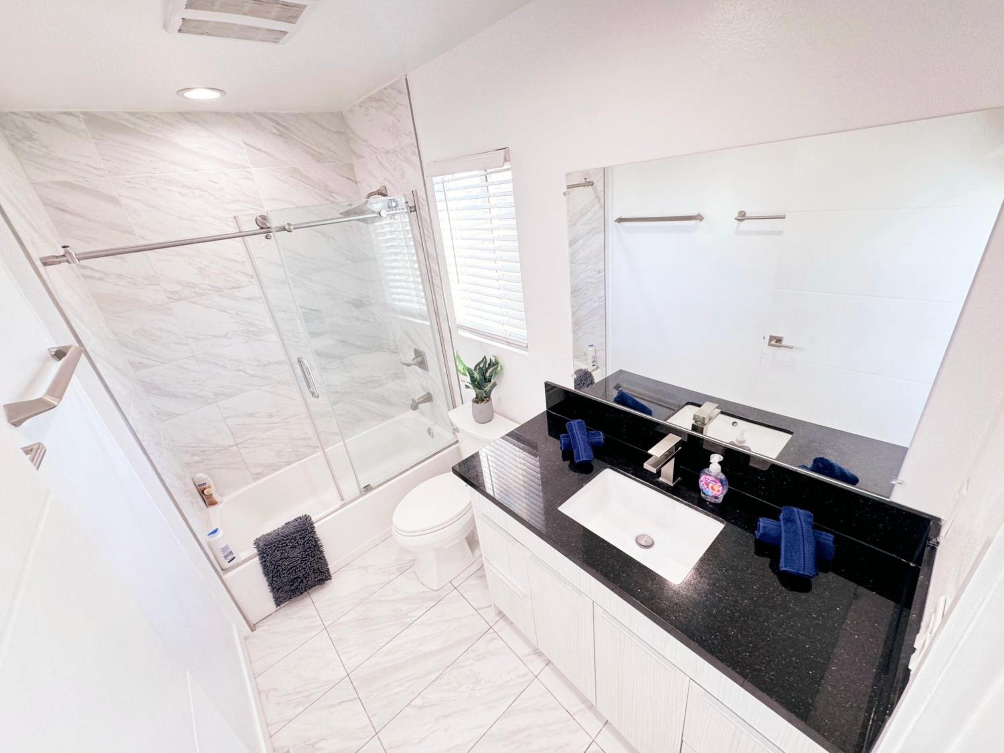 Cozy 3 Bedroom Townhouse With Balcony Apartment