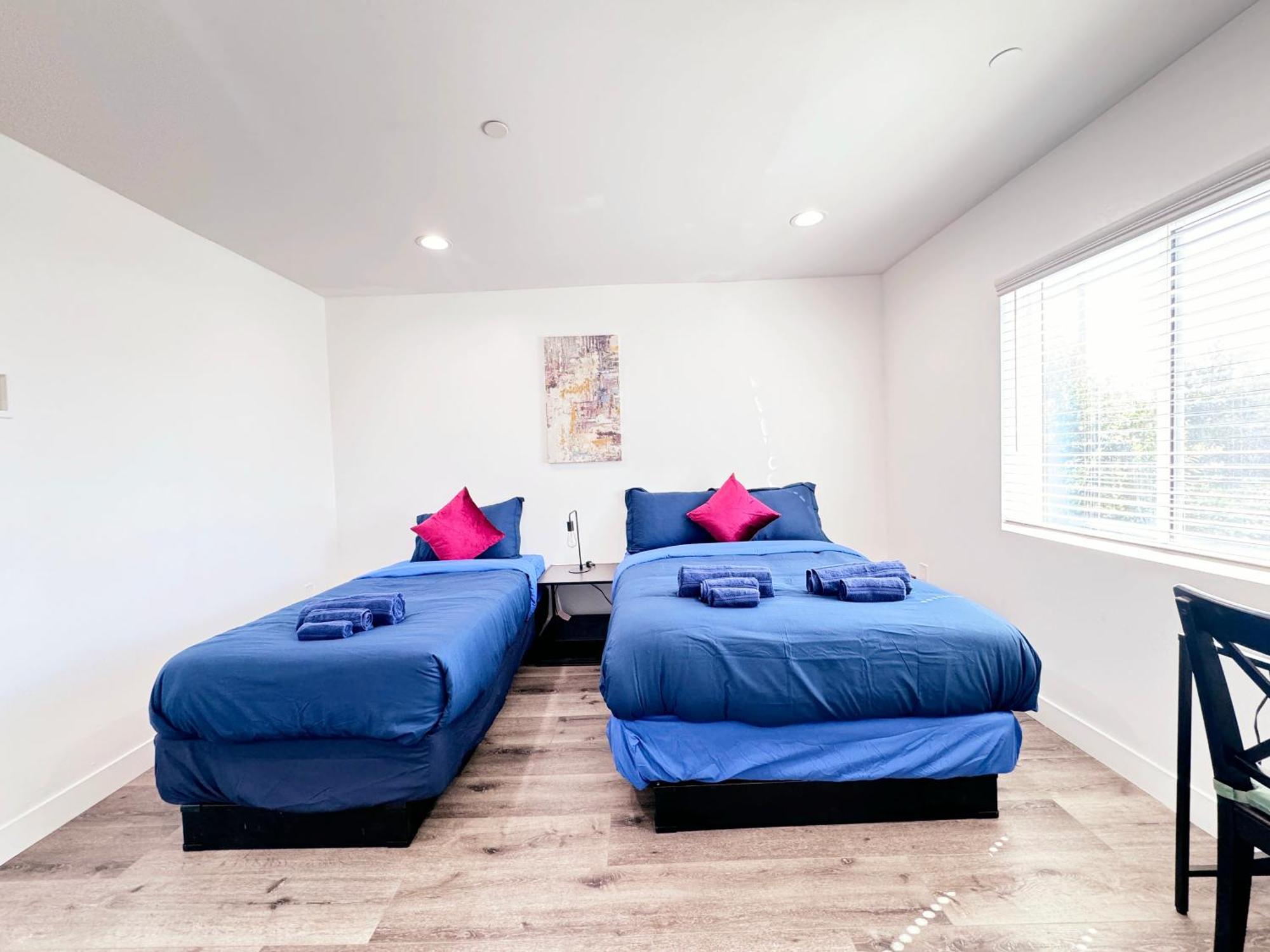 Cozy 3 Bedroom Townhouse With Balcony Los Angeles