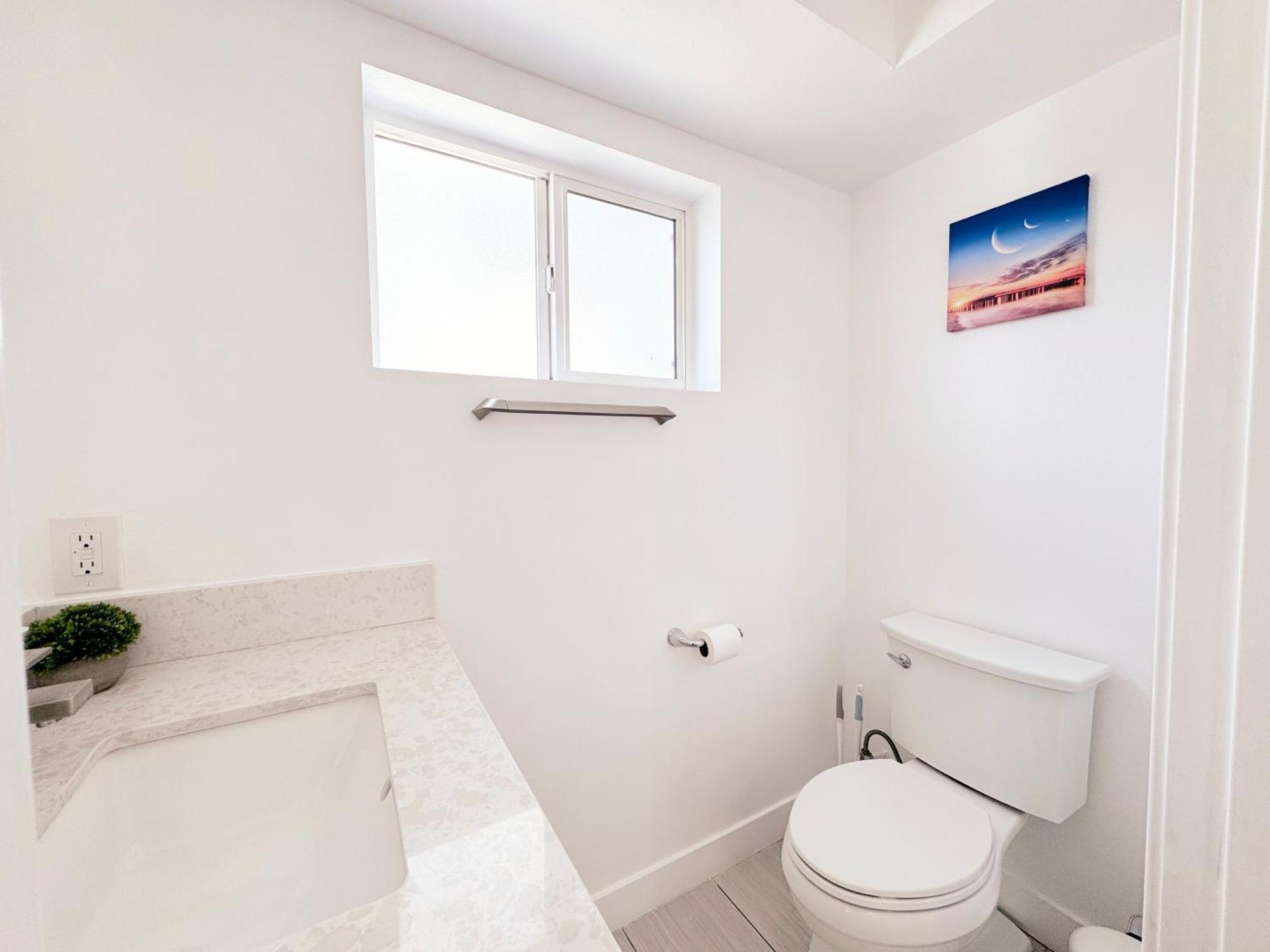 Cozy 3 Bedroom Townhouse With Balcony