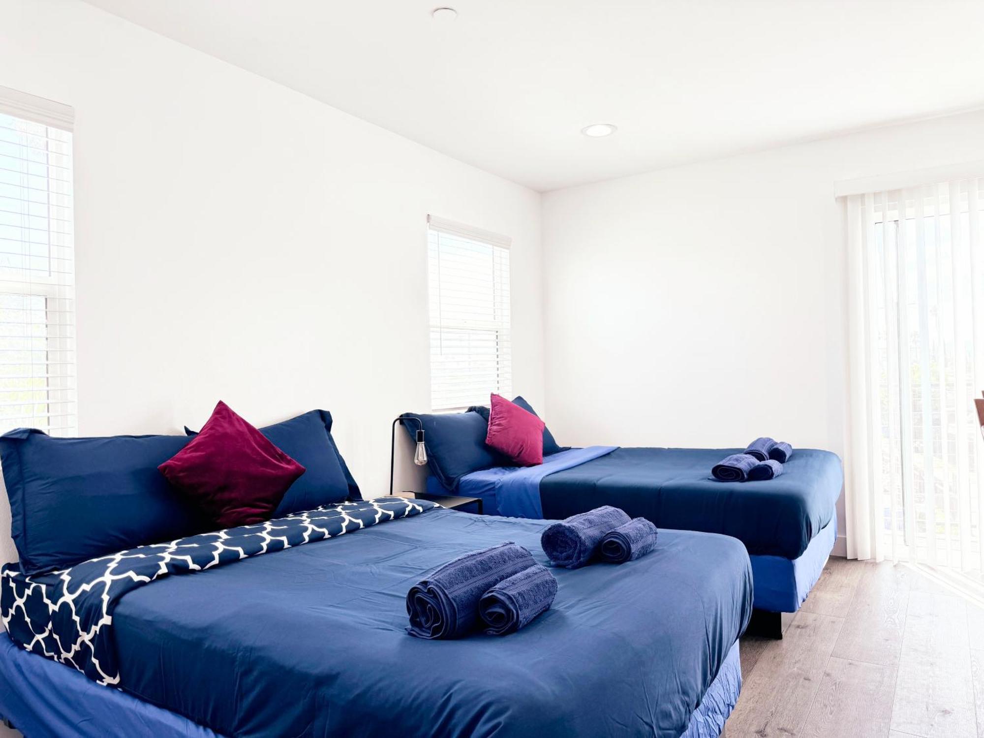 Cozy 3 Bedroom Townhouse With Balcony * Los Angeles