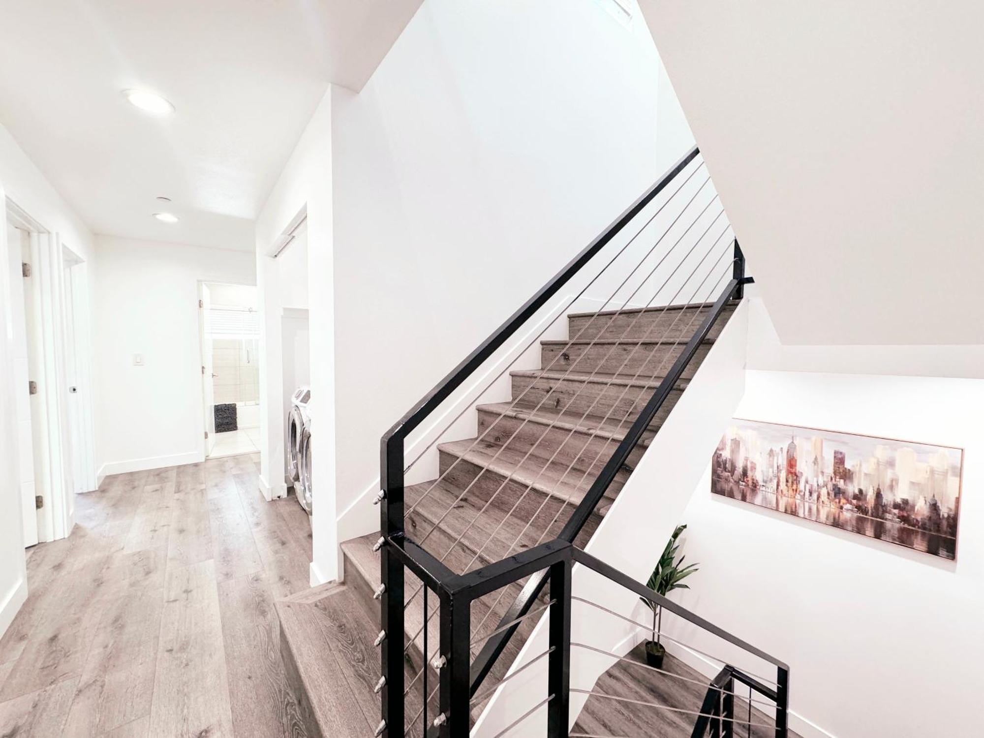 Cozy 3 Bedroom Townhouse With Balcony *