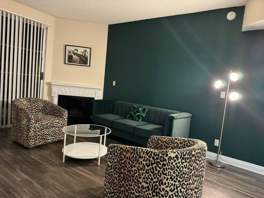 Apartment Travel Haven At Miracle Mile- 110