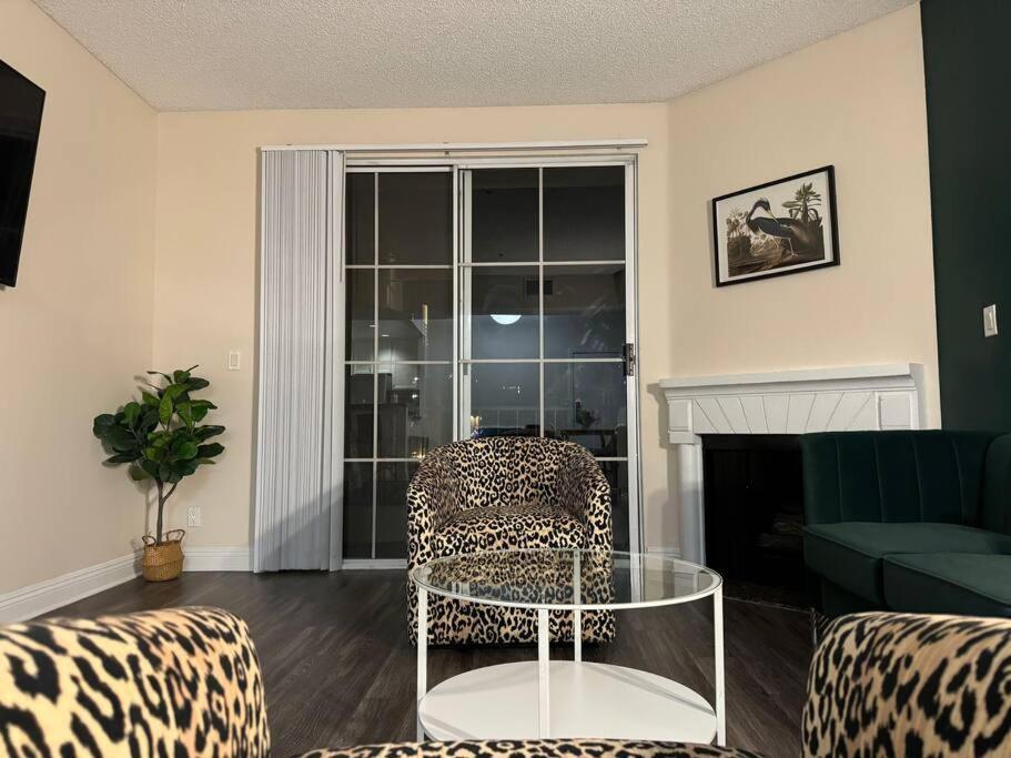 Apartment Travel Haven At Miracle Mile- 110