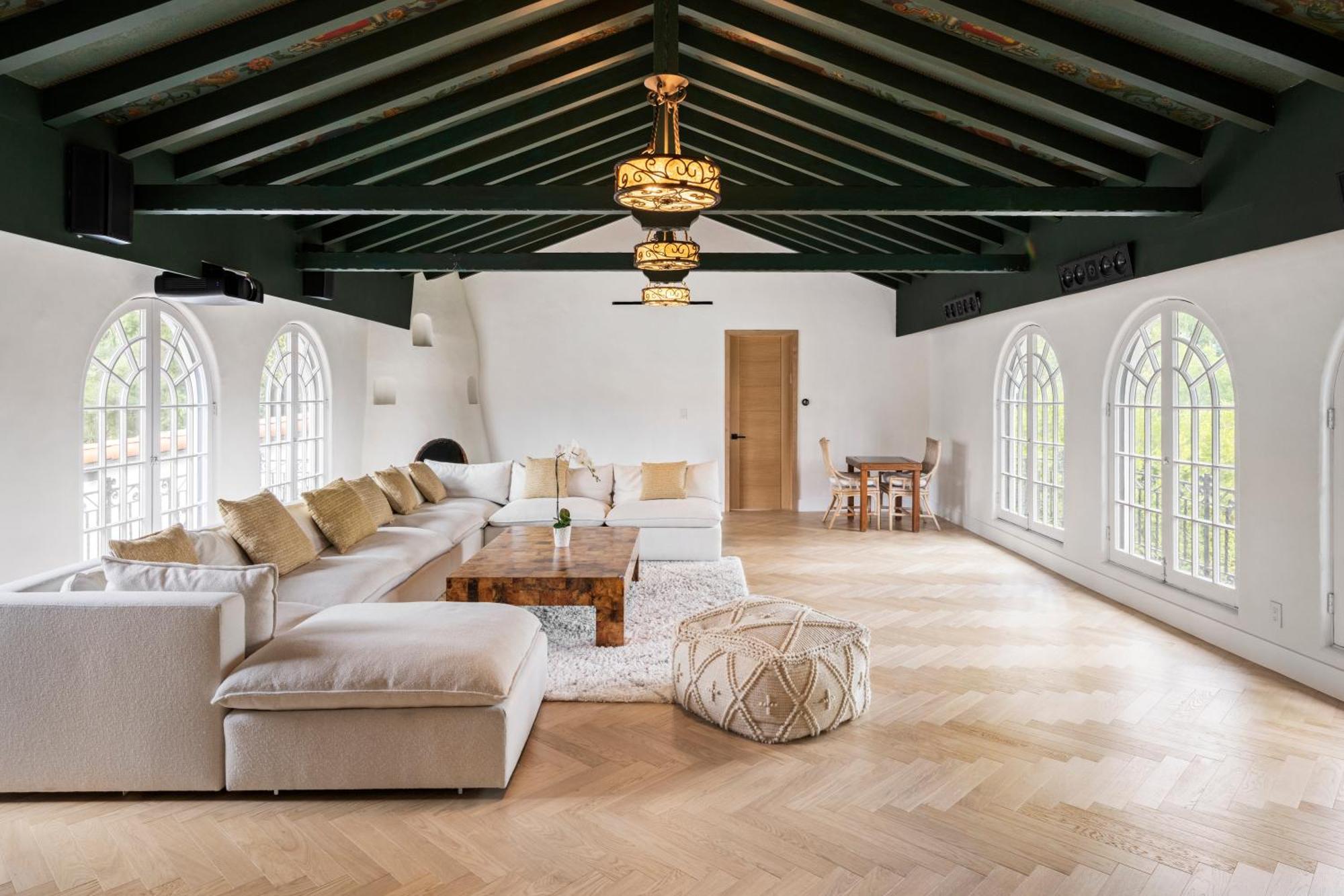Contemporary Spanish Estate In Beverly Hills Villa