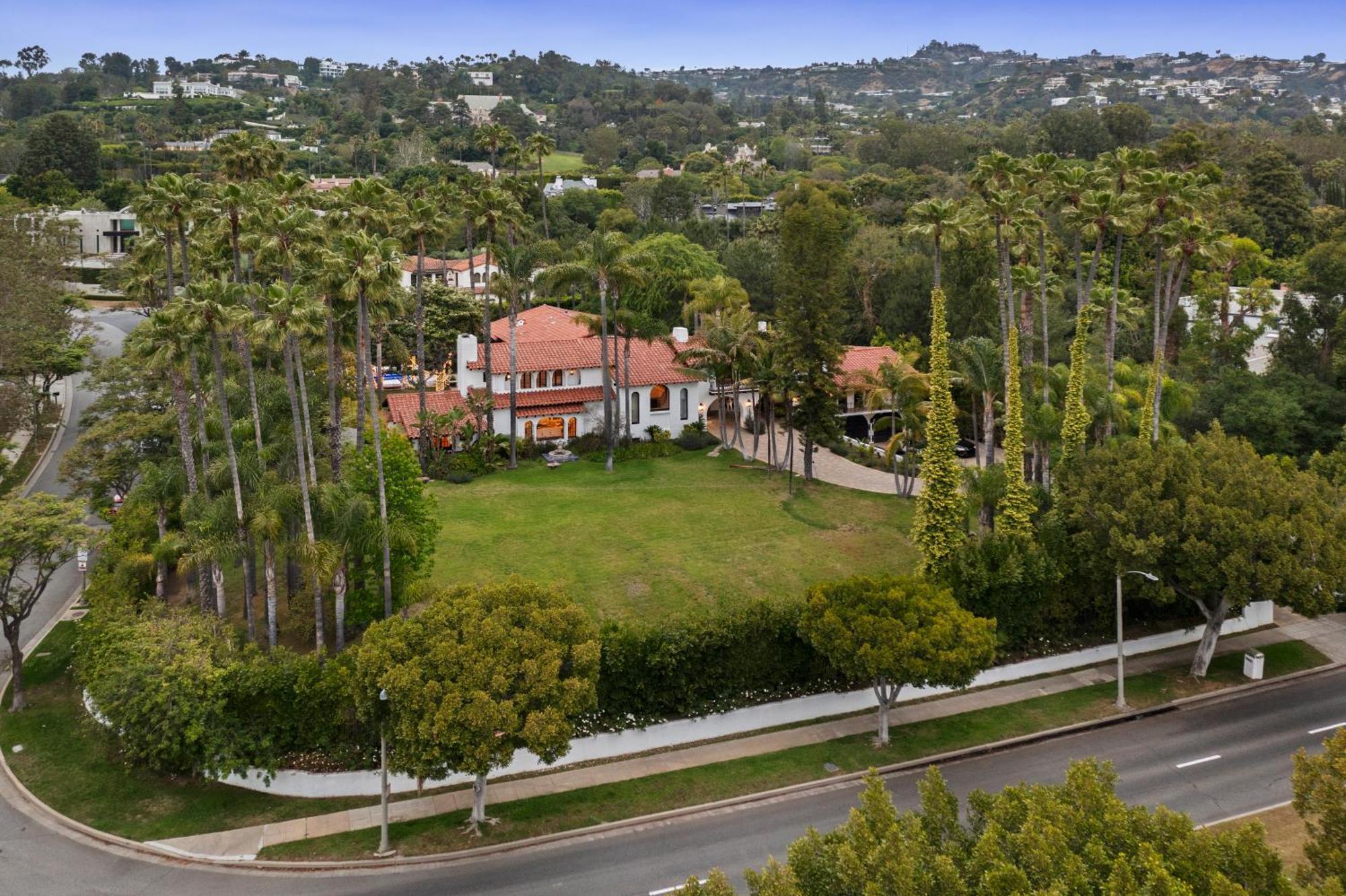 Villa Contemporary Spanish Estate In Beverly Hills *