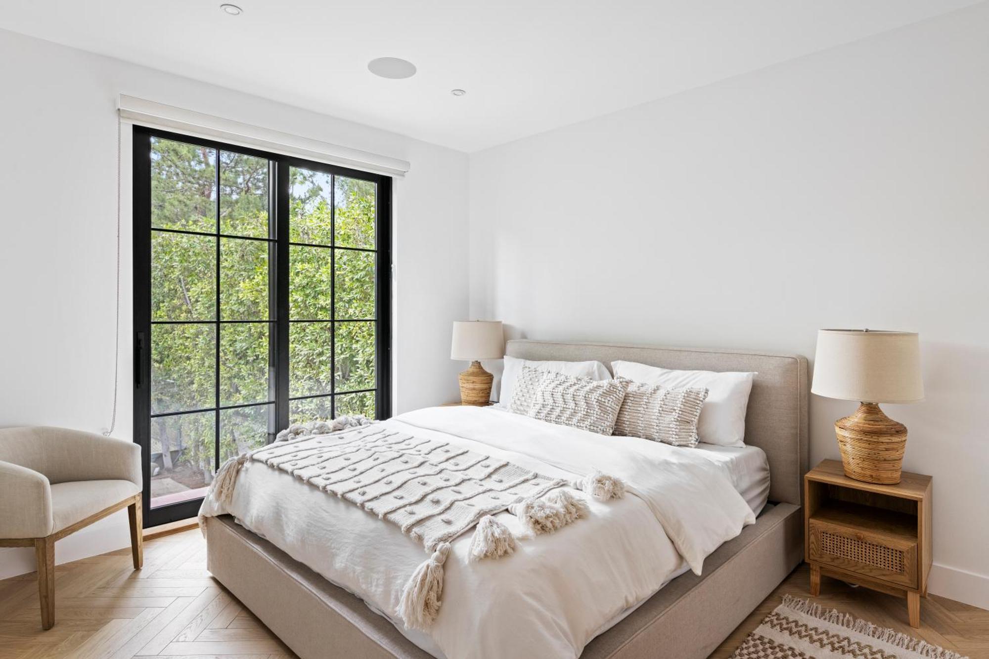 Contemporary Spanish Estate In Beverly Hills Villa