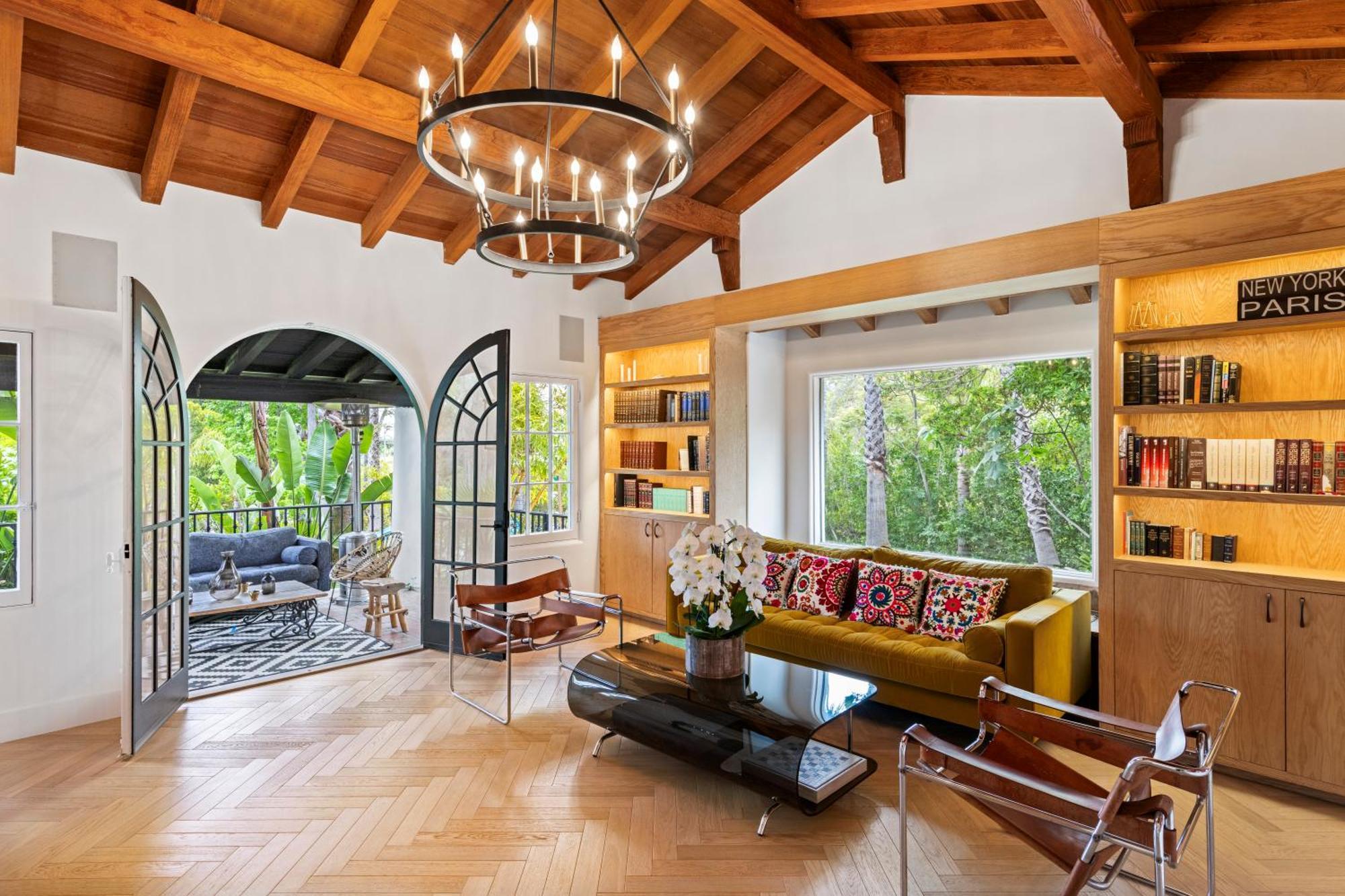 Contemporary Spanish Estate In Beverly Hills Villa