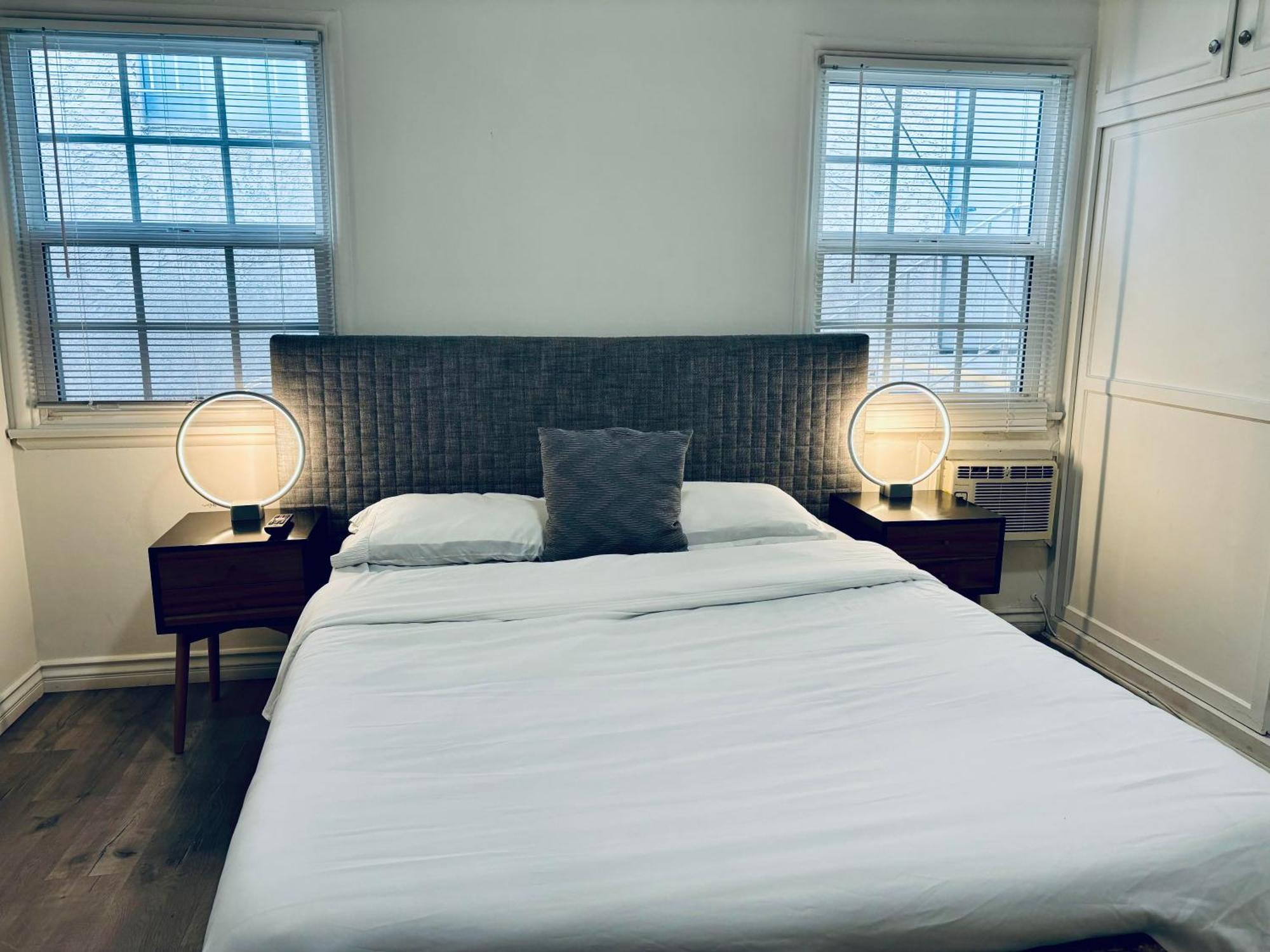 Modern, 1 Bed Condo, Downtown Century Apartment