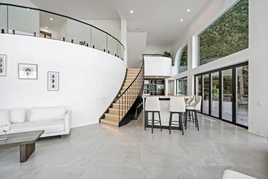 Luxury Yacht Mansion In Bel Air Pousada