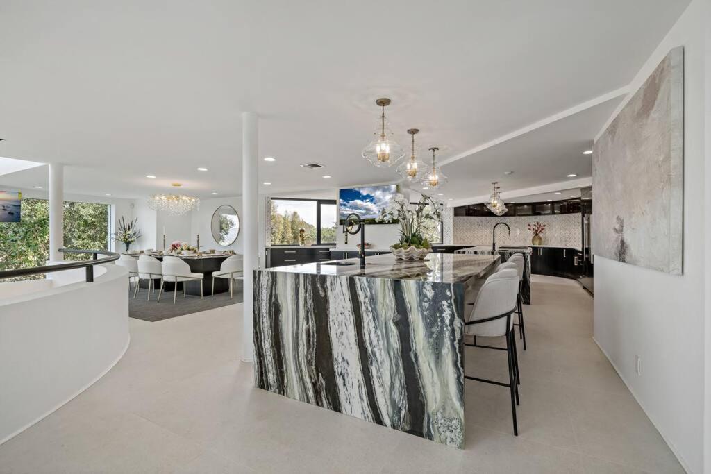 Luxury Yacht Mansion In Bel Air Pousada