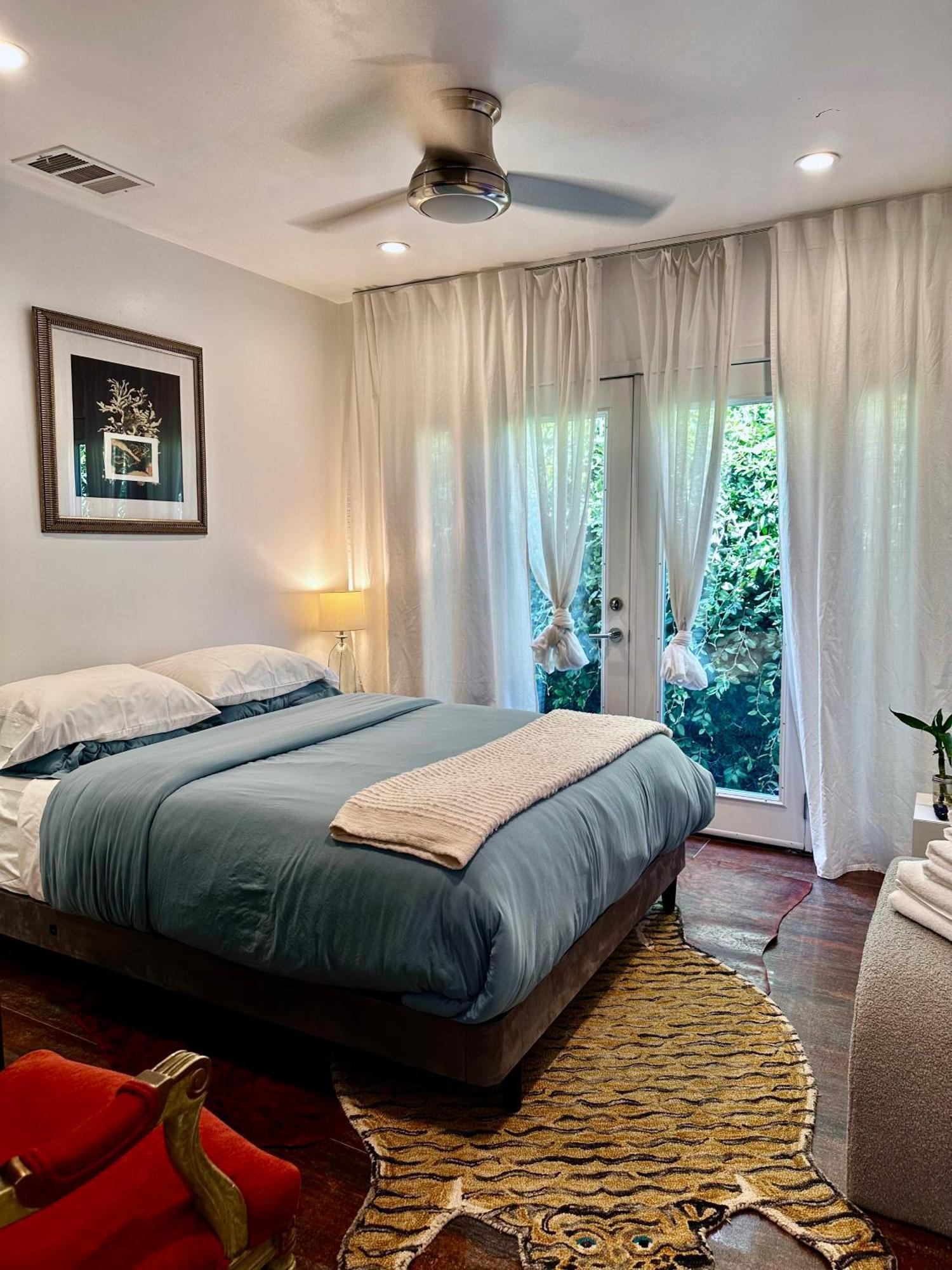 Spacious Getaway @ Echo Park Ranch - Luxury Indoor/ Outdoor Steps From Sunset Blvd, Echo Park Lake, Dodgers Stadium *