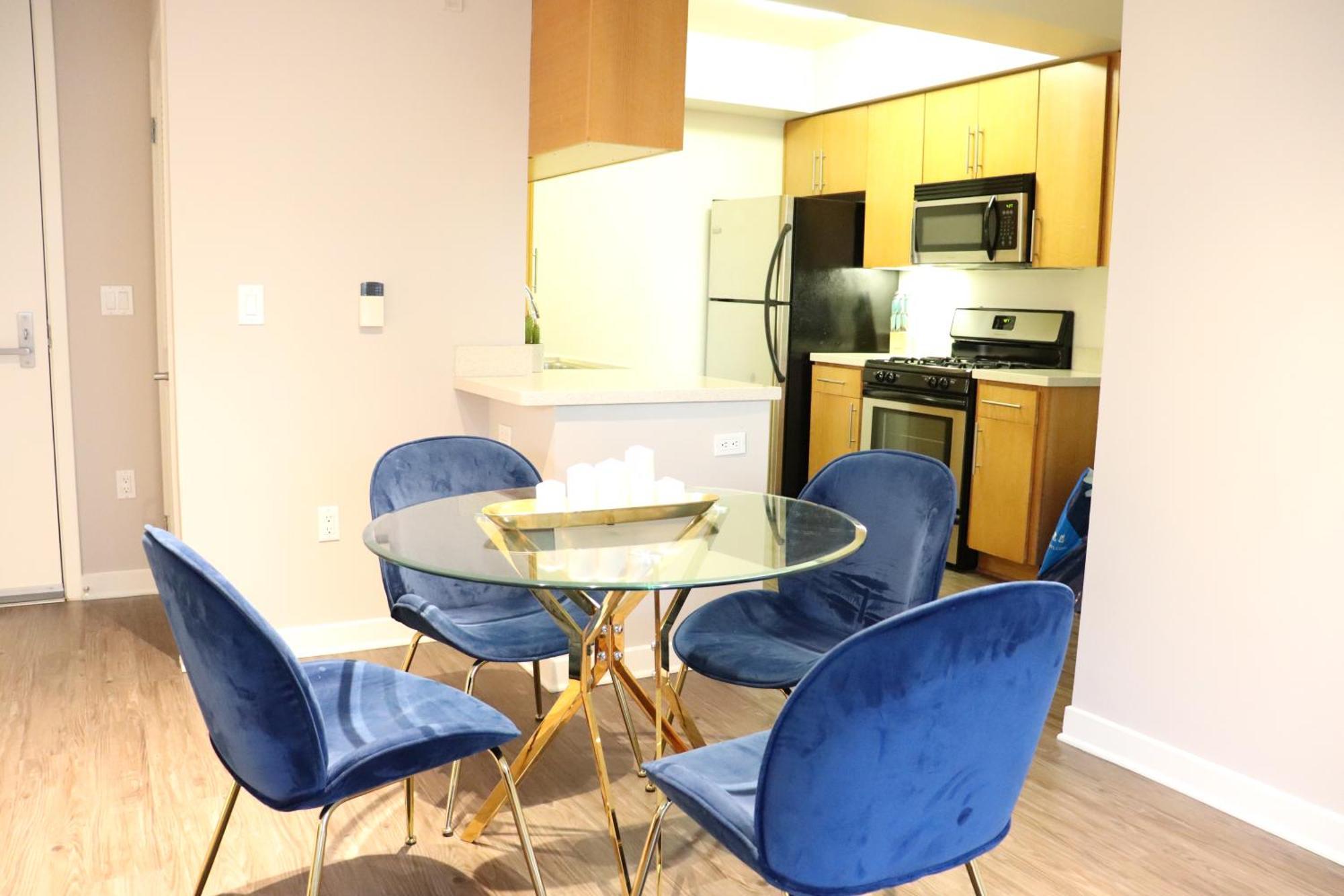 Heart Of Santa Monica 2 Bedroom 2 Bath Apartment