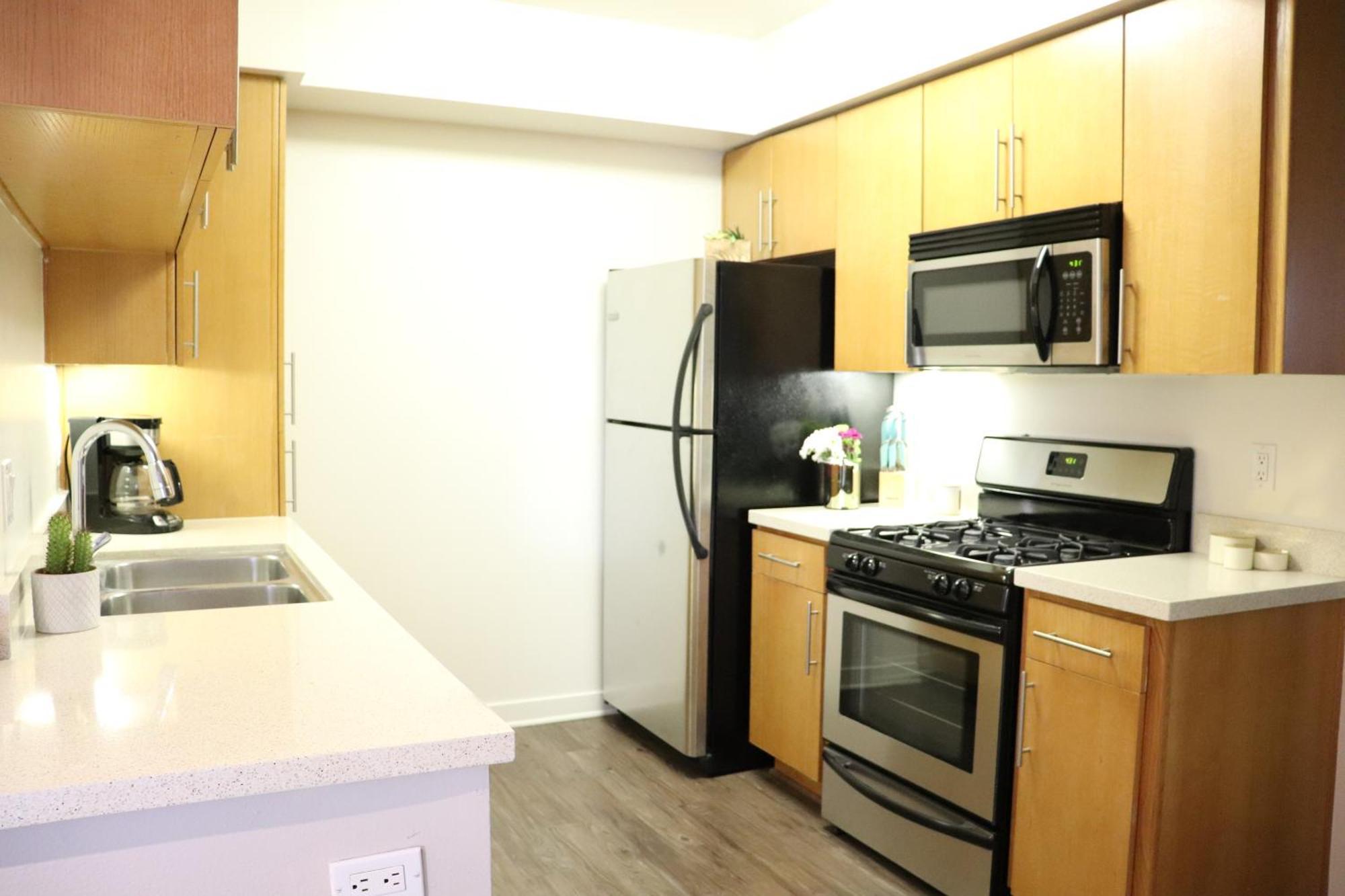 Heart Of Santa Monica 2 Bedroom 2 Bath Apartment