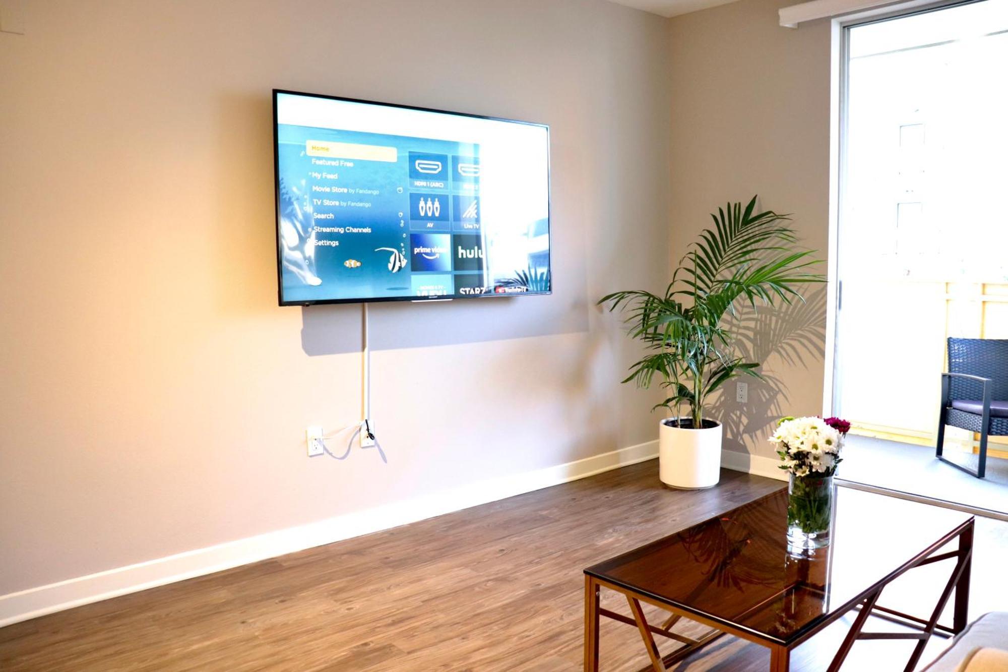 Heart Of Santa Monica 2 Bedroom 2 Bath Apartment *