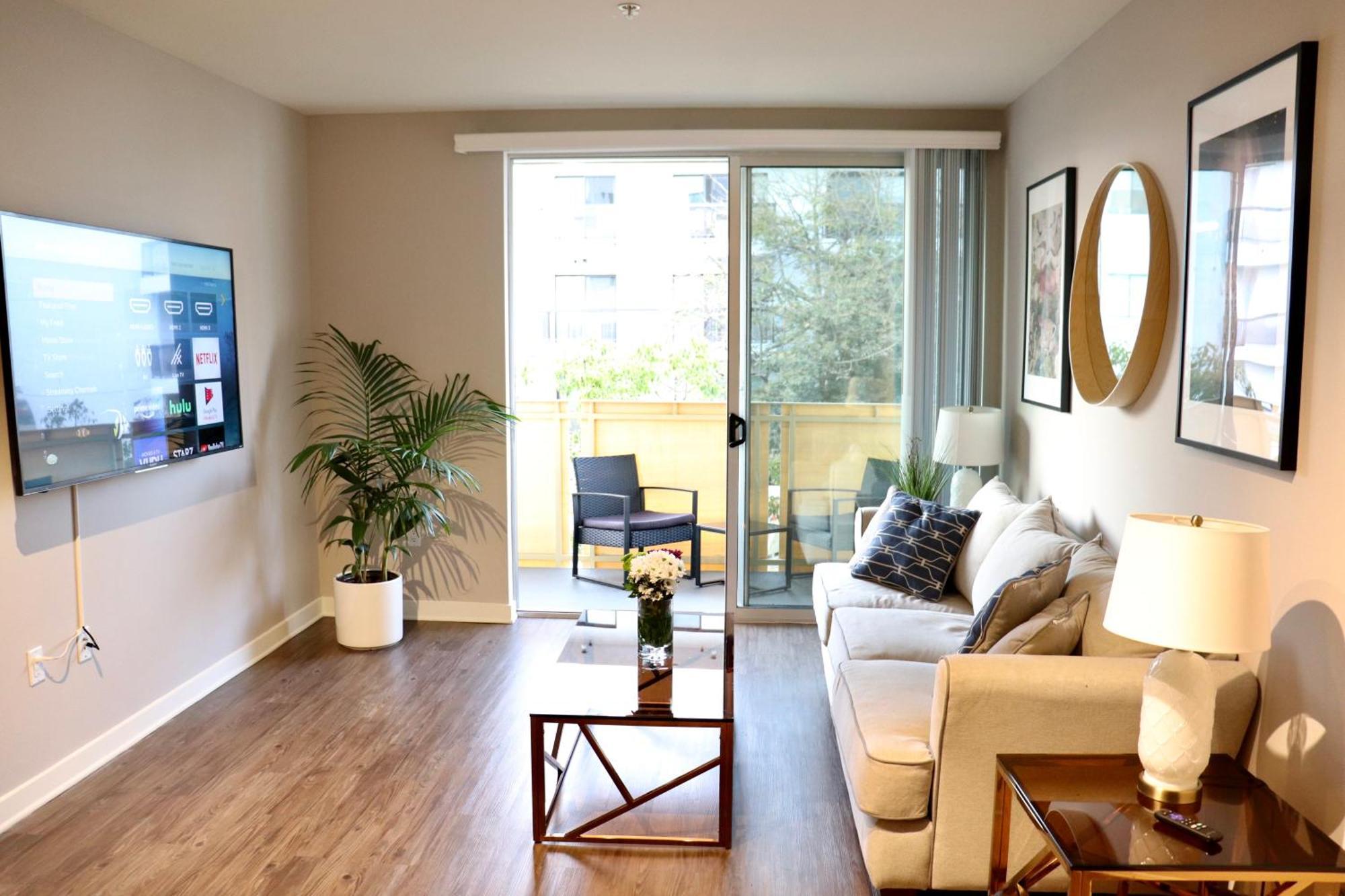 Heart Of Santa Monica 2 Bedroom 2 Bath Apartment *