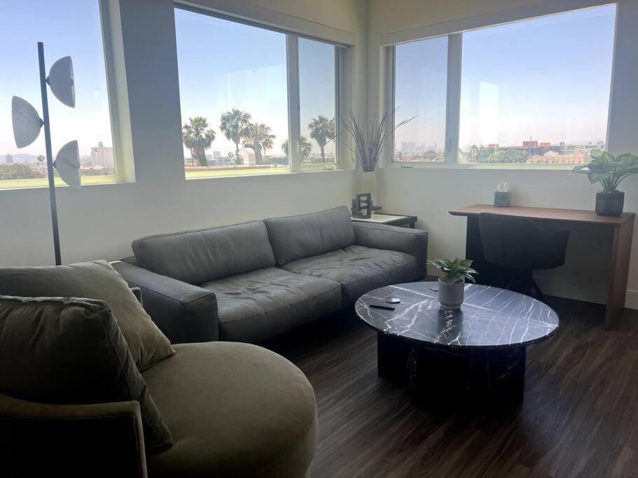Luxe Corner One Bedroom, Prime Hollywood With Parking