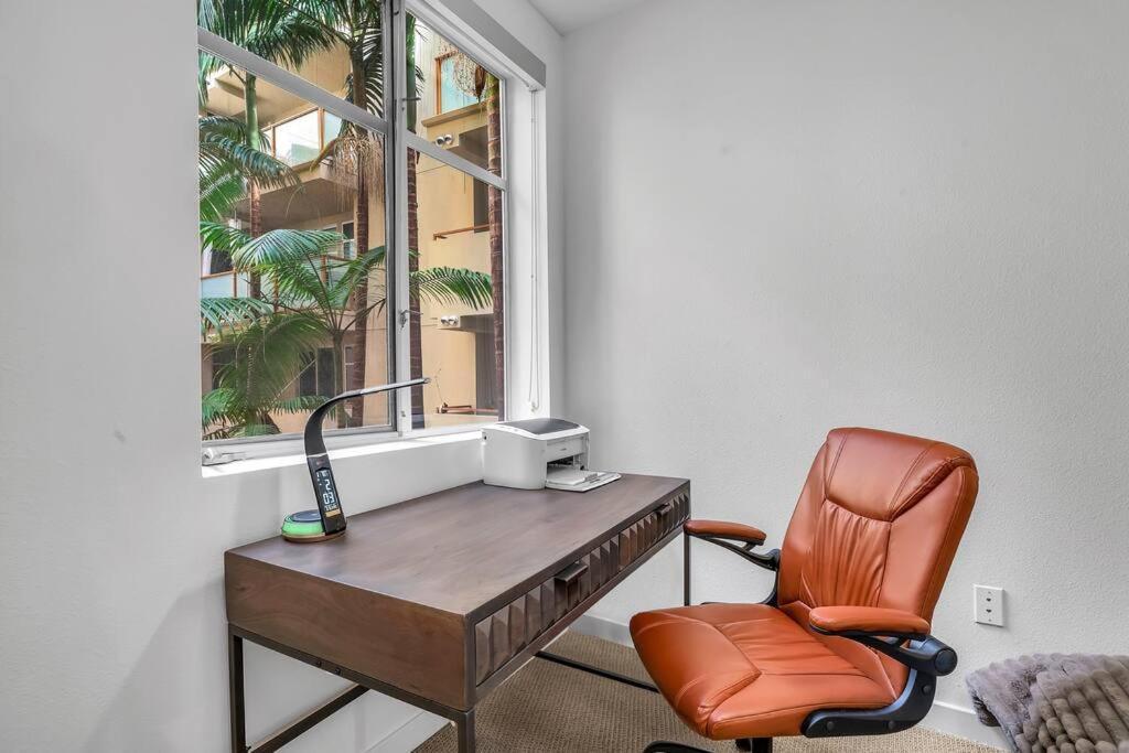 Modern & Chic In Heart Of Downtown Santa Monica *