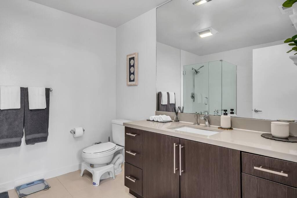 Modern & Chic In Heart Of Downtown Santa Monica Apartment Los Angeles