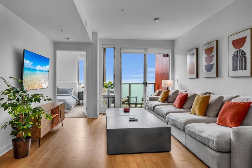 Modern & Chic In Heart Of Downtown Santa Monica Apartment *