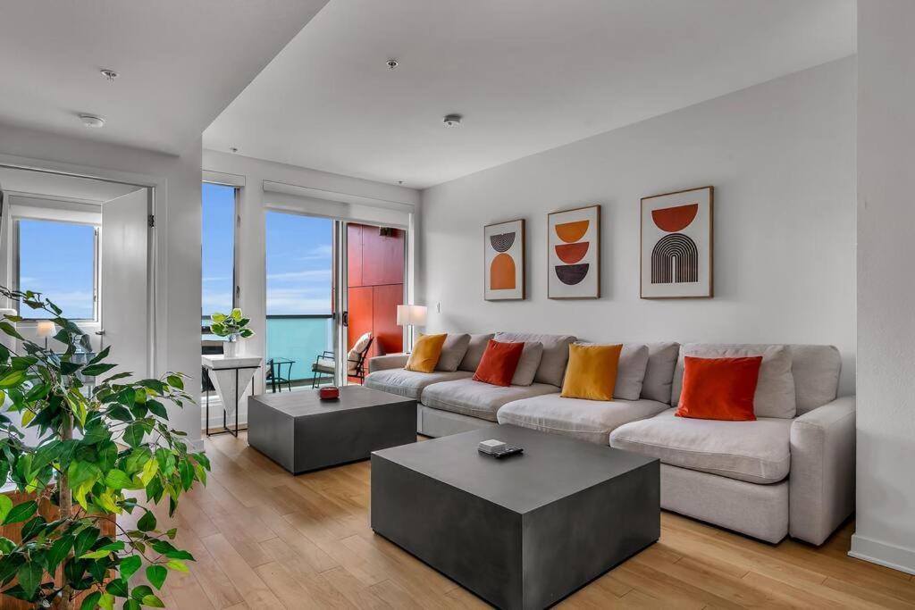Modern & Chic In Heart Of Downtown Santa Monica *