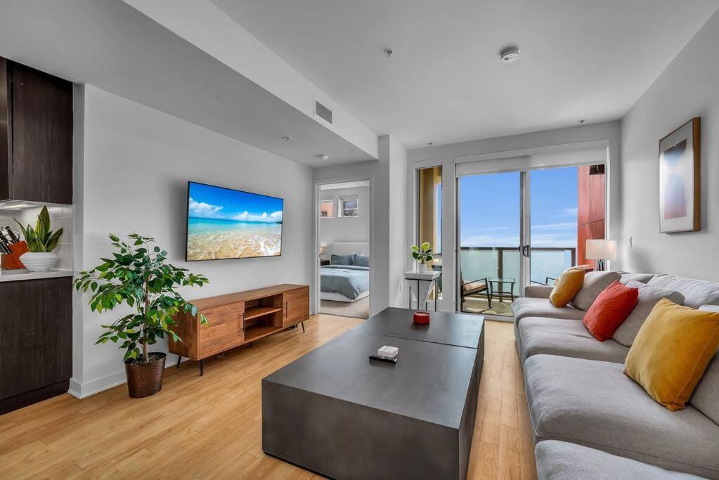 Modern & Chic In Heart Of Downtown Santa Monica Apartment