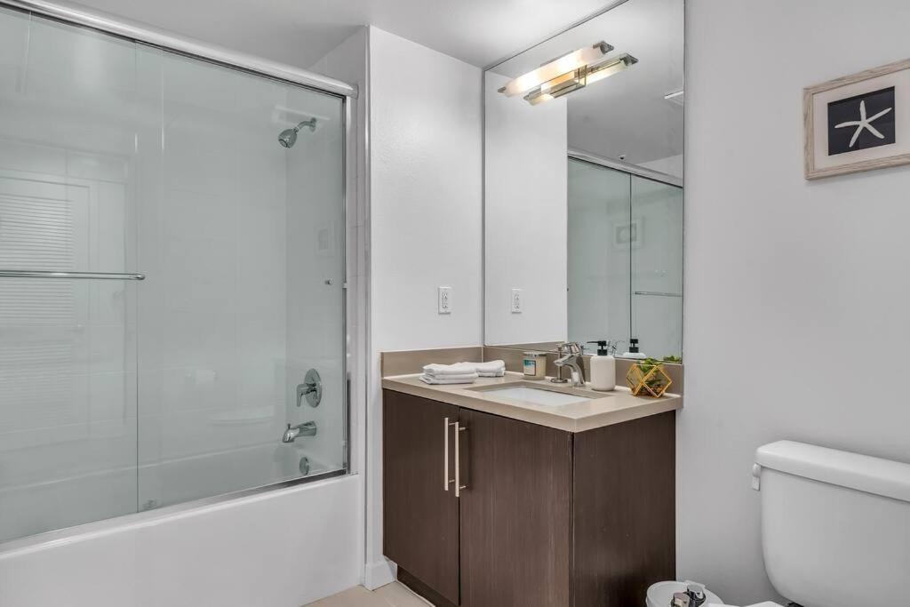 Modern & Chic In Heart Of Downtown Santa Monica Apartment *