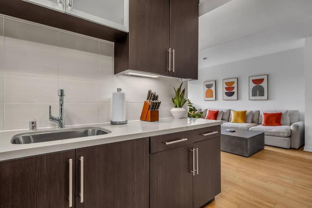 Modern & Chic In Heart Of Downtown Santa Monica *