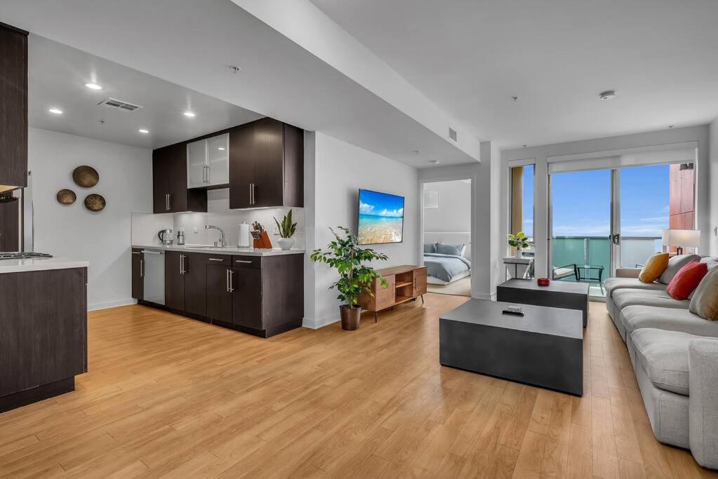 Modern & Chic In Heart Of Downtown Santa Monica Apartment