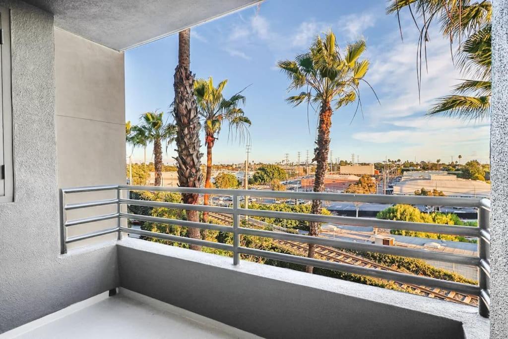 Spacious 3bdr & 2bth In Sm - 5-7 Mins To The Apartment *