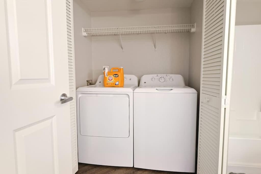 Spacious 3bdr & 2bth In Sm - 5-7 Mins To The Los Angeles