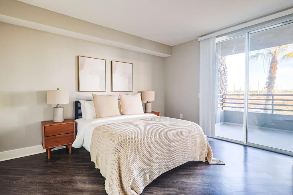Apartment Spacious 3bdr & 2bth In Sm - 5-7 Mins To The *