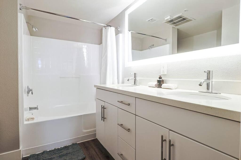 Spacious 3bdr & 2bth In Sm - 5-7 Mins To The *