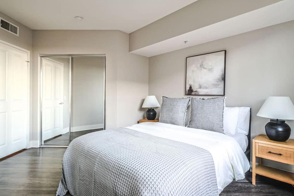 Spacious 3bdr & 2bth In Sm - 5-7 Mins To The Los Angeles