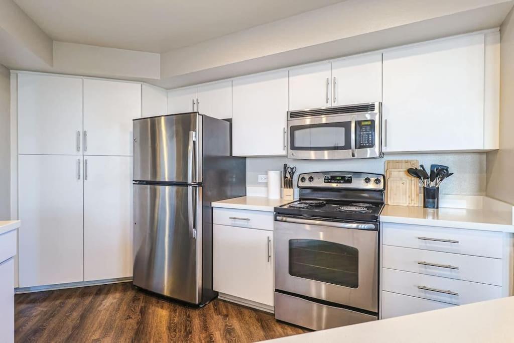 Apartment Spacious 3bdr & 2bth In Sm - 5-7 Mins To The *