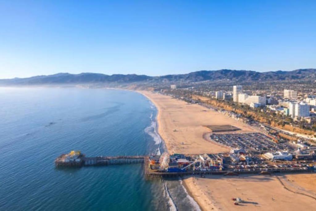 Spacious 3bdr & 2bth In Sm - 5-7 Mins To The Los Angeles