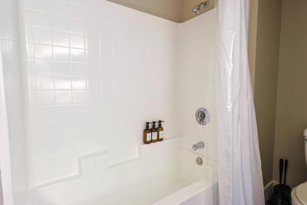 Apartment Spacious 3bdr & 2bth In Sm - 5-7 Mins To The