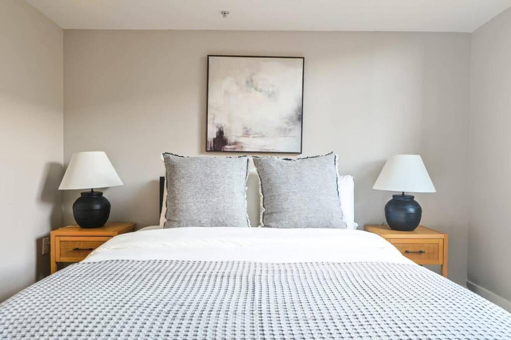 Apartment Spacious 3bdr & 2bth In Sm - 5-7 Mins To The *