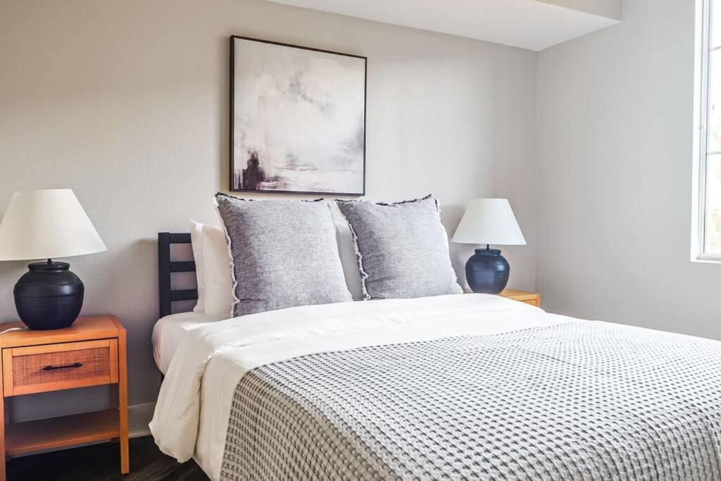 Spacious 3bdr & 2bth In Sm - 5-7 Mins To The