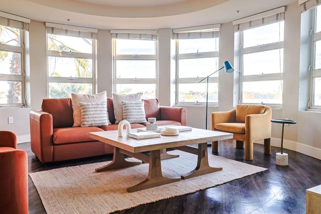 Spacious 3bdr & 2bth In Sm - 5-7 Mins To The Apartment