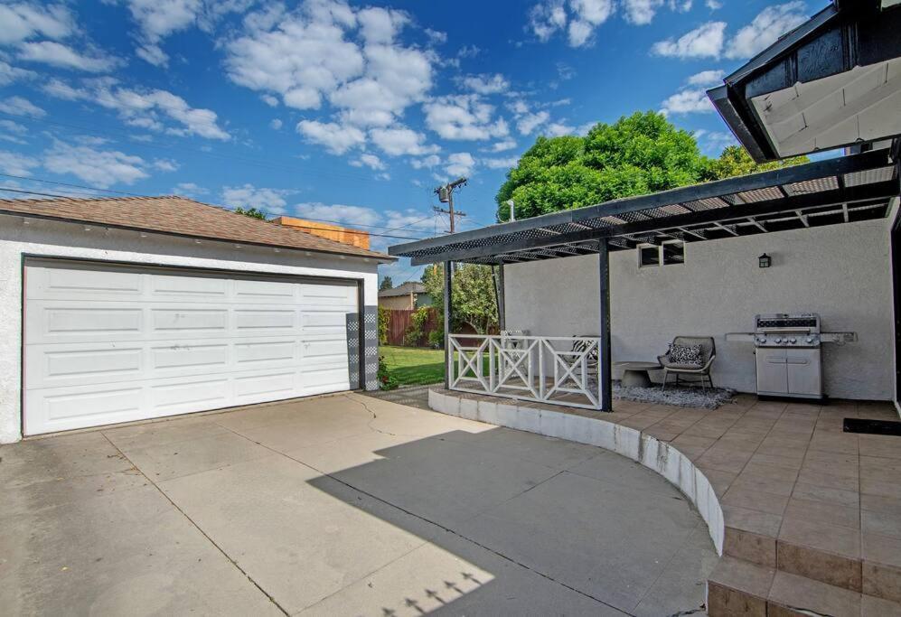 Updated 3-bedroom La With Backyard, Bbq & Family-friendly Amenities Holiday home Los Angeles